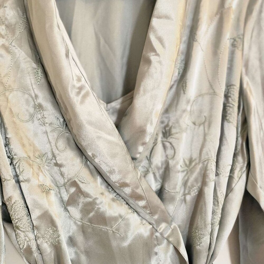 Morgan Taylor Embroidered Robe Slip Set Size Medium - Picture 8 of 15